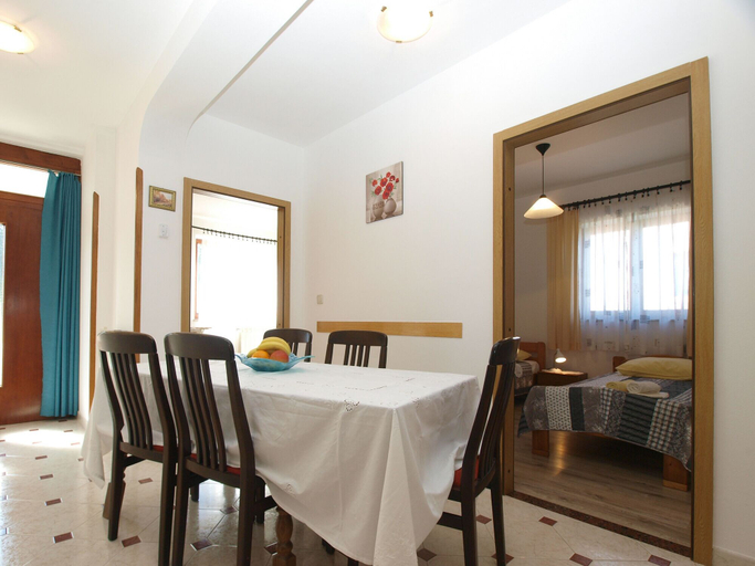 Others 4, Apartment 1965, Pula