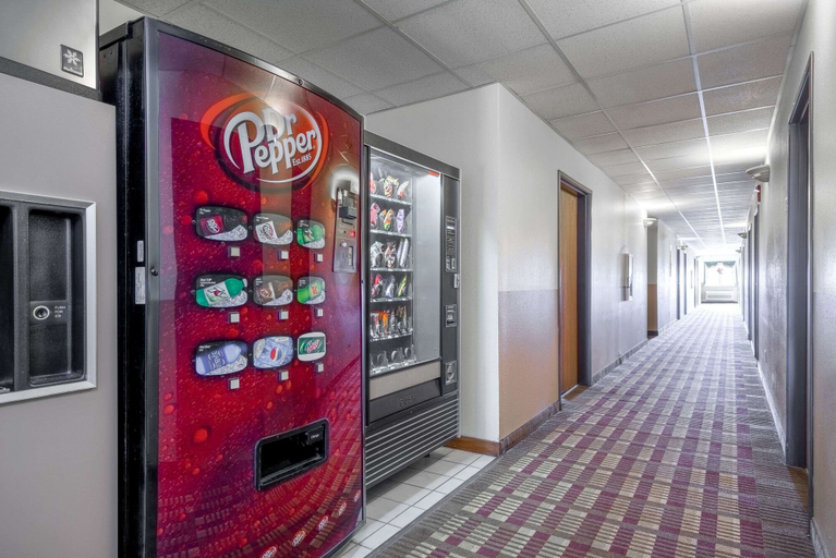 Food & Drinks 5, Super 8 by Wyndham Fond Du Lac, Fond du Lac