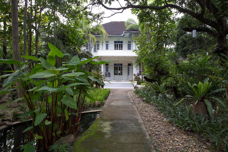 Exterior & Views 30