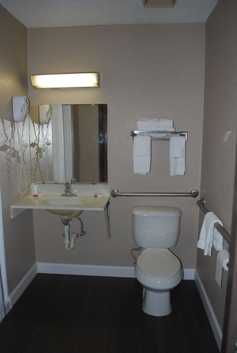 Bathroom 3, Super 8 by Wyndham Warner Robins, Houston