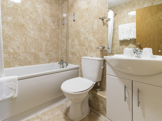 Bathroom 5, Stuart Hotel, Luton