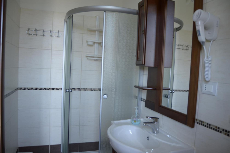 Bathroom 3, Affittacamere Al Mare, Oristano