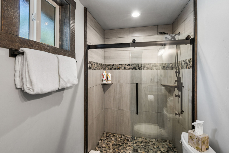Bathroom 3, Little Tuckaway, Gallatin