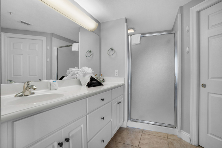 Bathroom 4, Treasure Island 1808, Bay