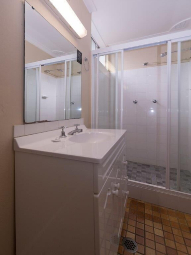 Bathroom 4, 3 Sisters Motel, Blue Mountains