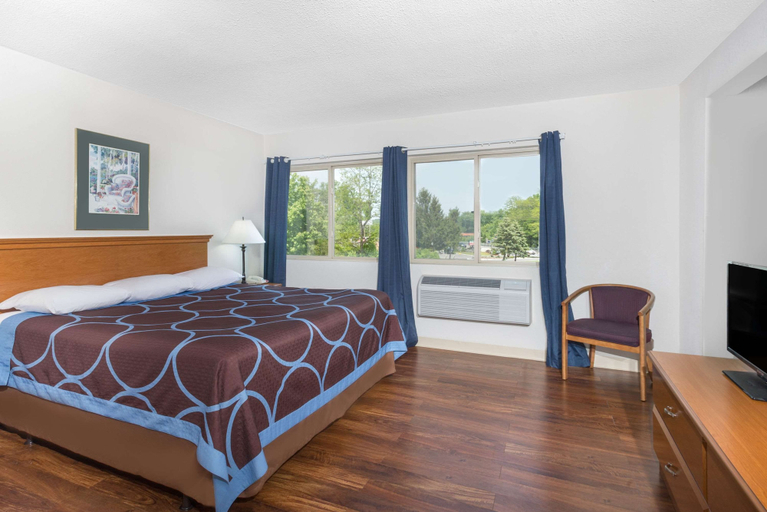 Bedroom 3, Super 8 by Wyndham Kingston, Ulster