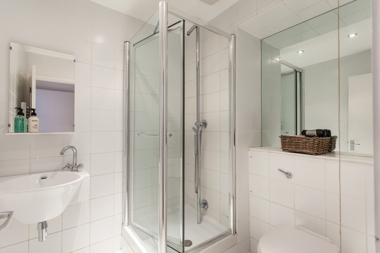 Bathroom, Spacious Apartment Berwick St &Oxford St, London