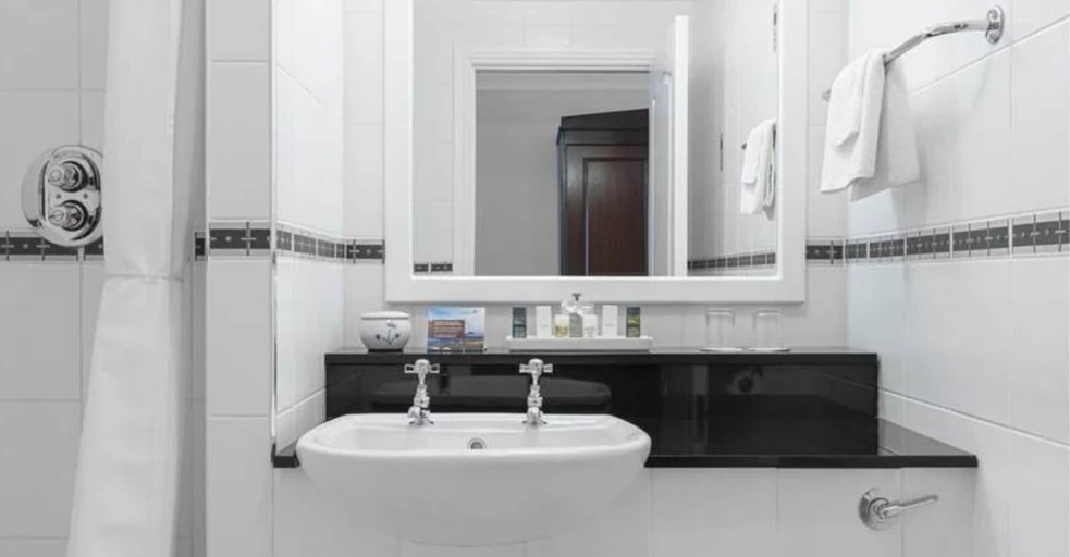 Bathroom 4, Bayview Hotel