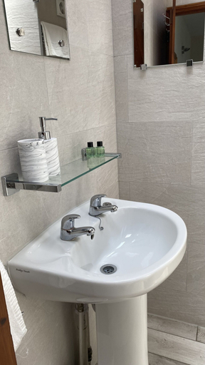 Bathroom 4, Priory Tearooms Burford With Rooms, Oxfordshire