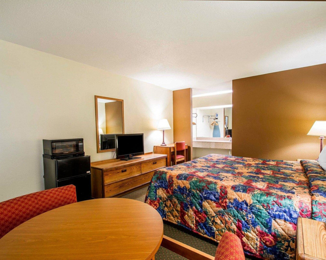 Bedroom 4, Econo Lodge Andalusia, Covington