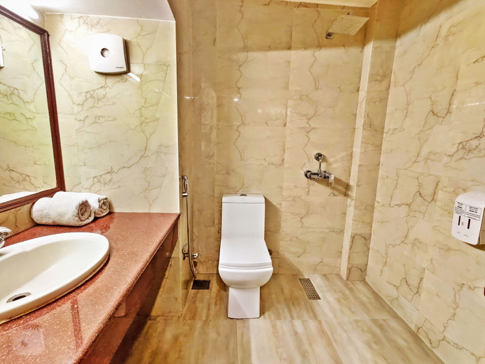 Bathroom 4, Royal Jardin Whistling Pines Resort, Shimla