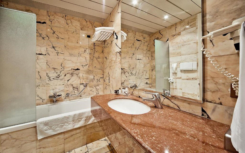 Bathroom 4, Mediterraneo Palace Hotel, Ragusa