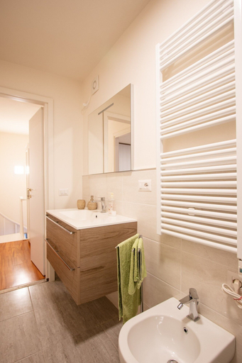 Bathroom 3, Lara Suite, Lucca