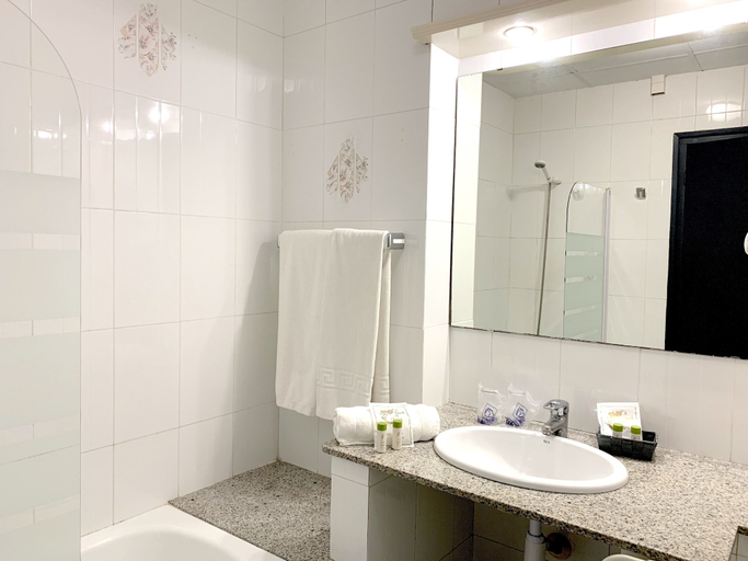 Bathroom 3, Hotel Llansola, Tarragona