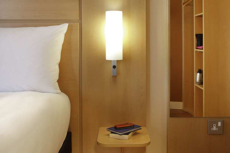 Bedroom 3, ibis Brighton City Centre - Station, Brighton and Hove