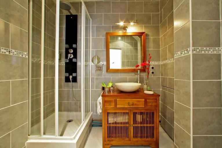 Bathroom 4, Hotel Le Lascaux, Dordogne