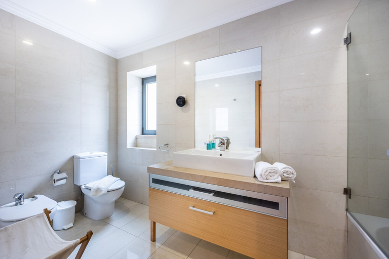 Bathroom 3, IM On Ameijeira, Lagos