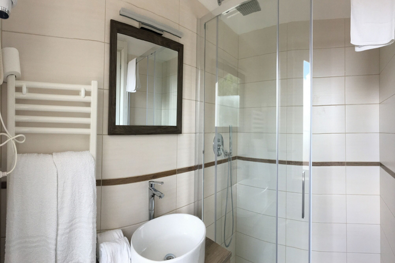Bathroom 4, Hotel Fini, Foggia