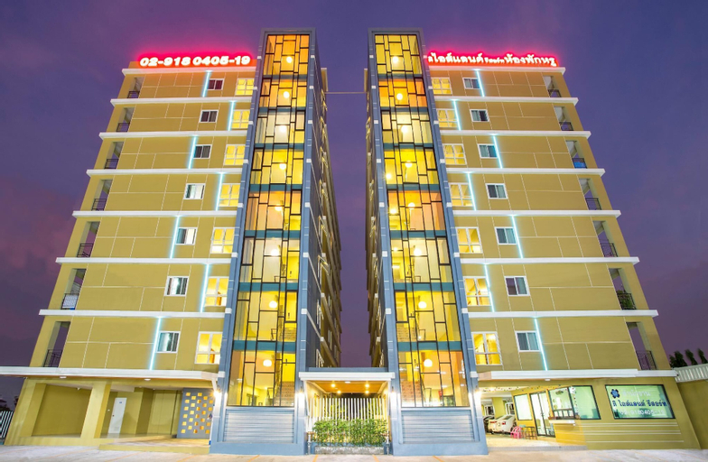 Exterior & Views