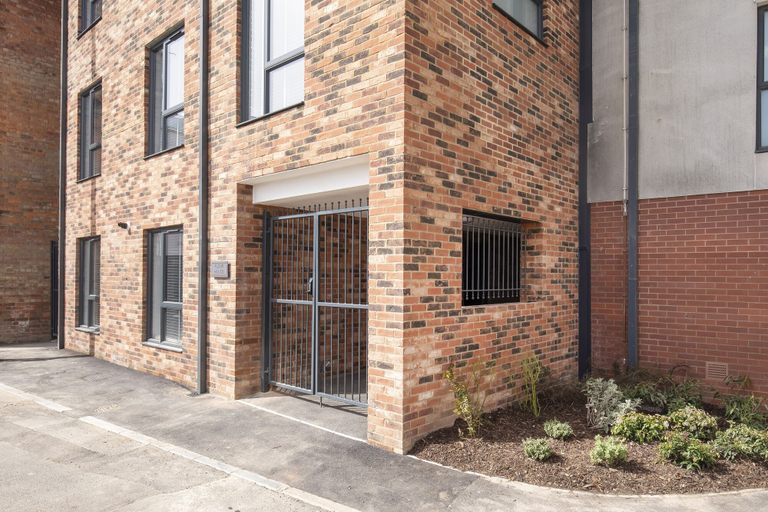 Exterior & Views 2, Elliot Oliver - Chic 2 Bedroom Town Centre Apartment, Gloucestershire