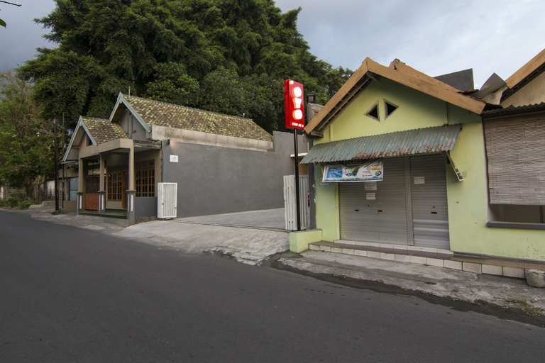 Exterior & Views 1, OYO 114 Plemburan Residence, Sleman