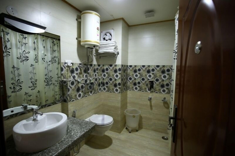 Bathroom 4, Hotel Apple Nest, Kullu