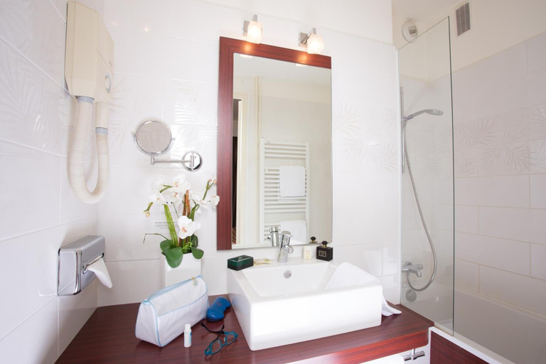 Bathroom 4, Grand Hôtel d'Orleans, Tarn