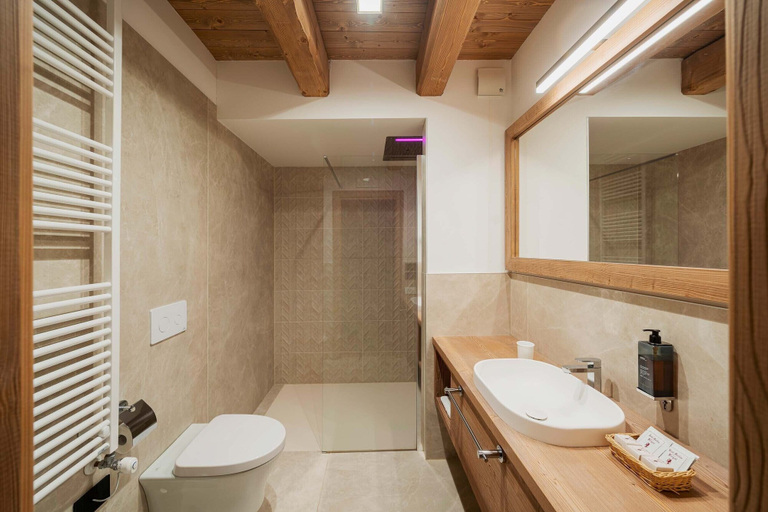 Bathroom 4, Hotel Royal, Belluno