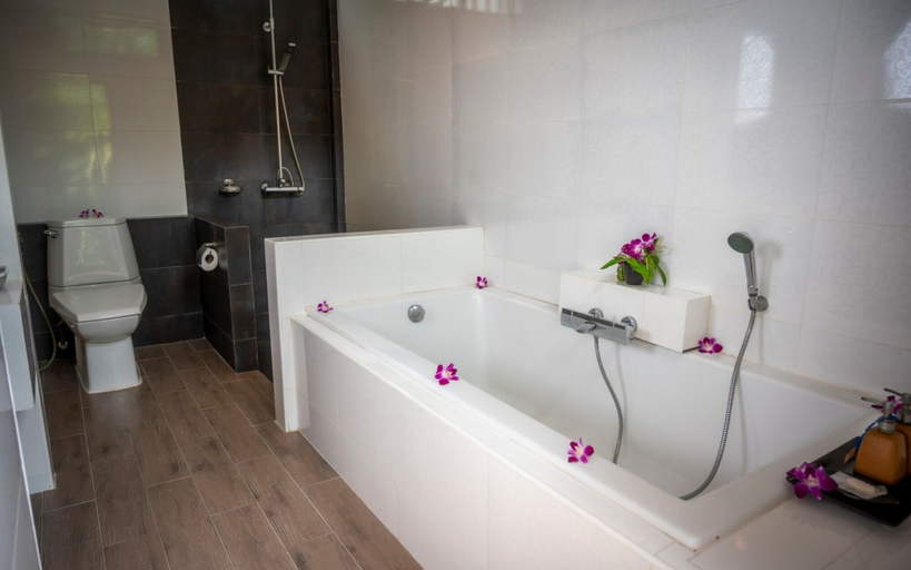 Bathroom 5, L'esprit de Naiyang Beach Resort, Pulau Phuket