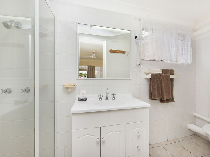 Bathroom 3, Motel Caloundra, Caloundra - Caloundra S.