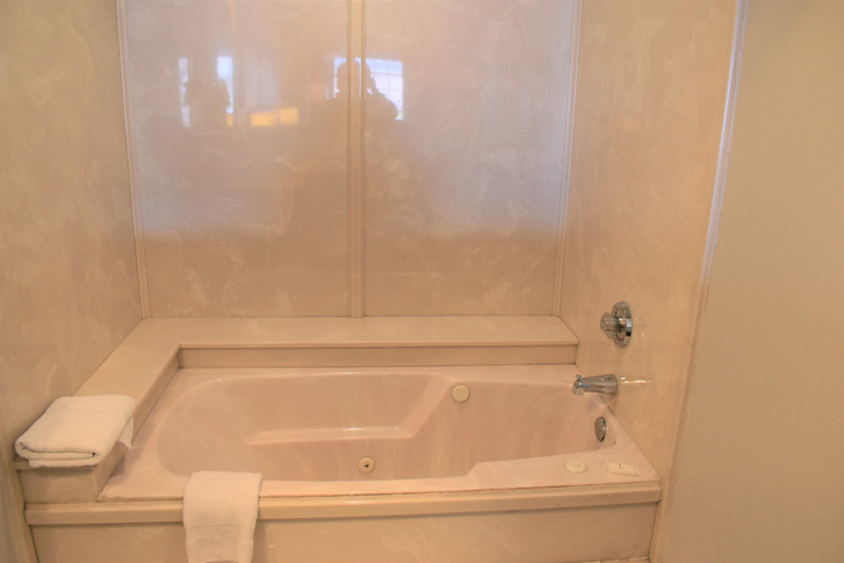 Bathroom 5, Days Inn by Wyndham Nacogdoches, Nacogdoches