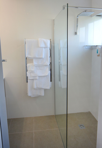 Bathroom 3, The Bridge, Circular Head