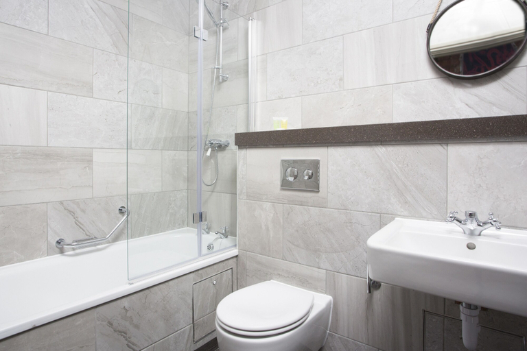 Bathroom 5, Ship & Trades, Medway