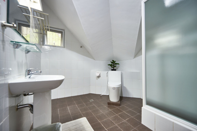 Bathroom 4, Garden Bungalows Resort, Siquijor