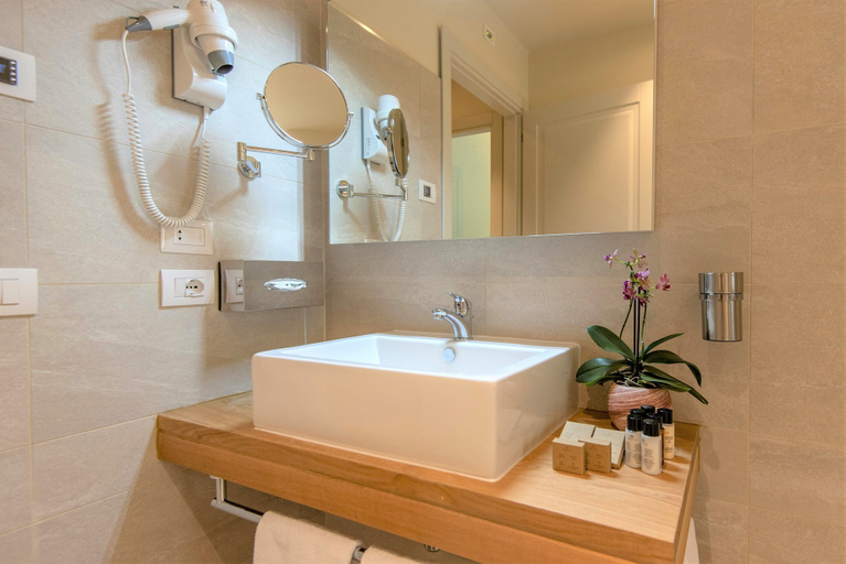 Bathroom 5, Resort 37, Florence