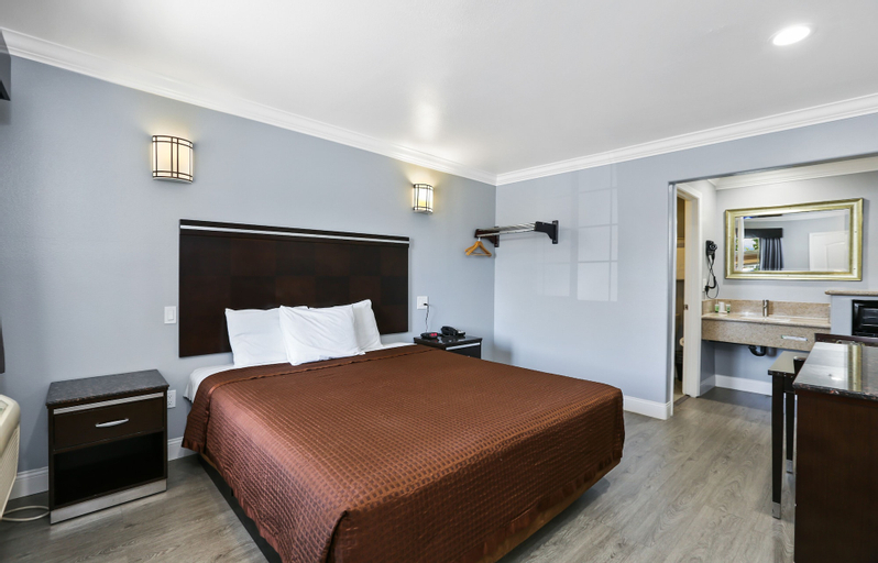 3rd Avenue Inn, Orange