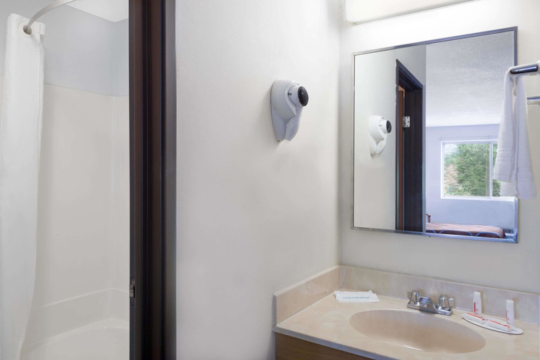 Bathroom 4, Super 8 by Wyndham Kingston, Ulster