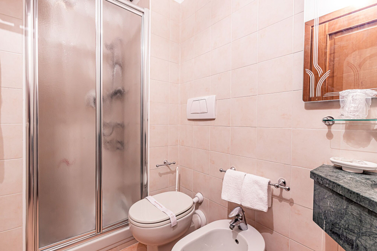 Bathroom 5, Hotel Cristallo, Torino