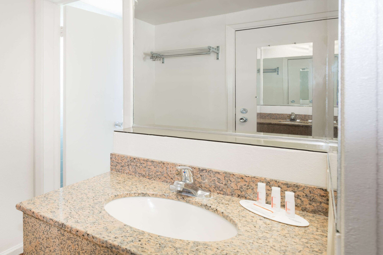 Bathroom 5, Knights Inn Statesboro, Bulloch