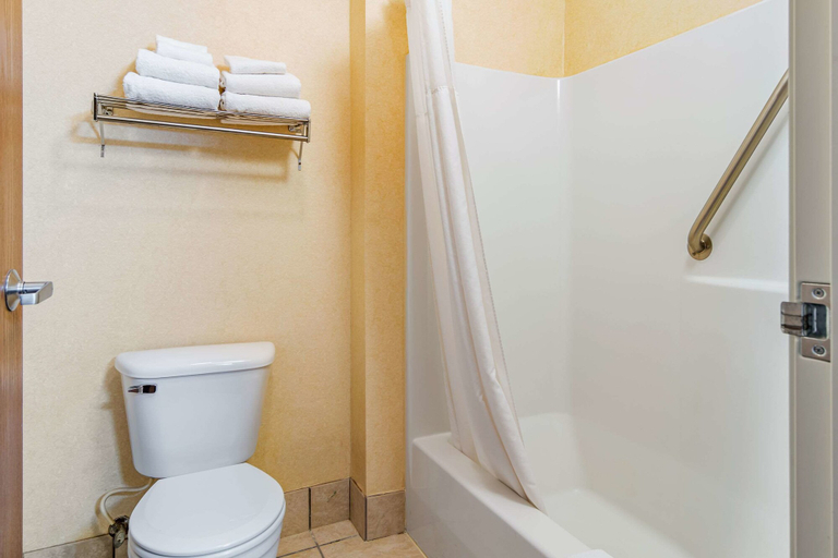 Bathroom 4, Quality Inn Bend North, Deschutes