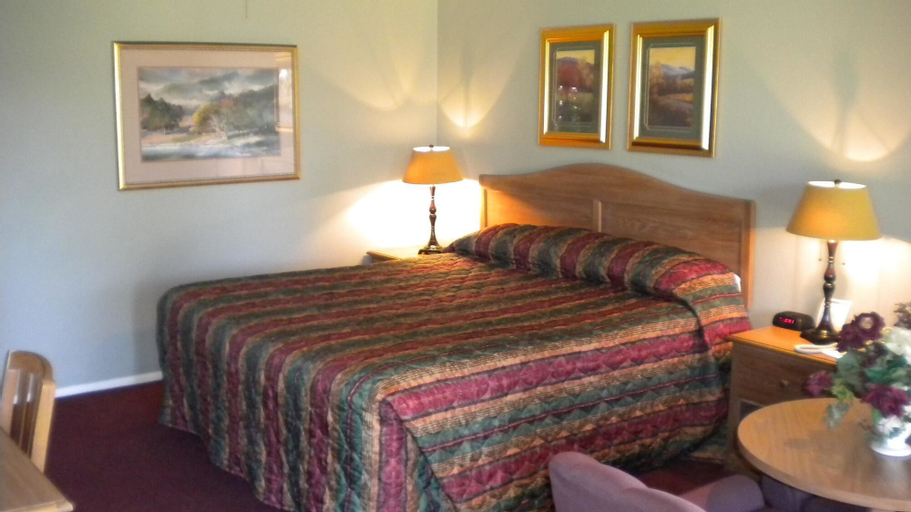 Bedroom 4, Lamp Liter Inn, Tulare
