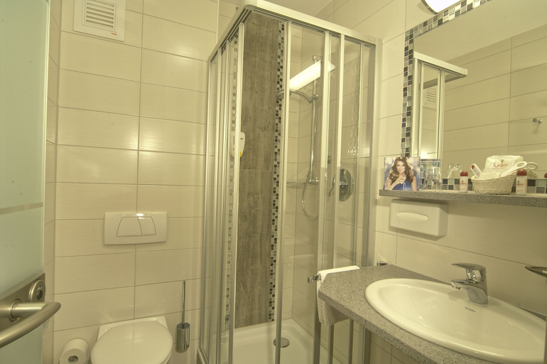 Bathroom 4, Hotel Neuhäusl Berchtesgaden, Berchtesgadener Land