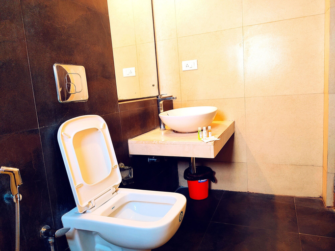 Bathroom 5, Yuvraj Palace Inn, Mysore
