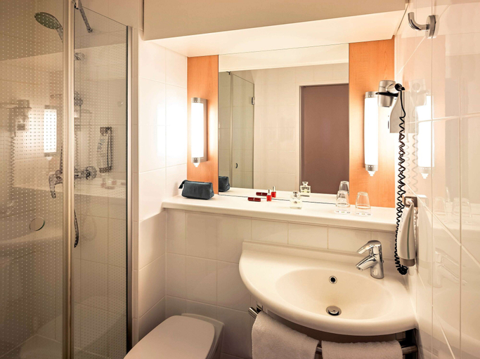Bathroom 4, ibis Nuernberg City am Plaerrer, Nürnberg