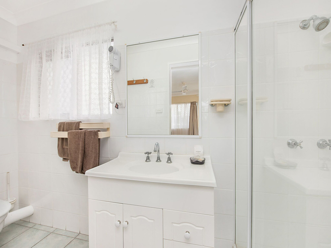 Bathroom 3, Motel Caloundra, Caloundra - Caloundra S.