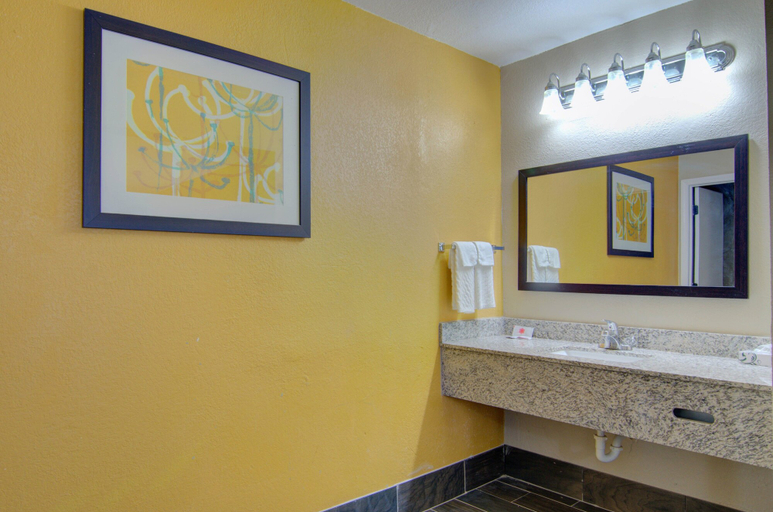 Bathroom 4, Westbridge Inn and Suites, Henry