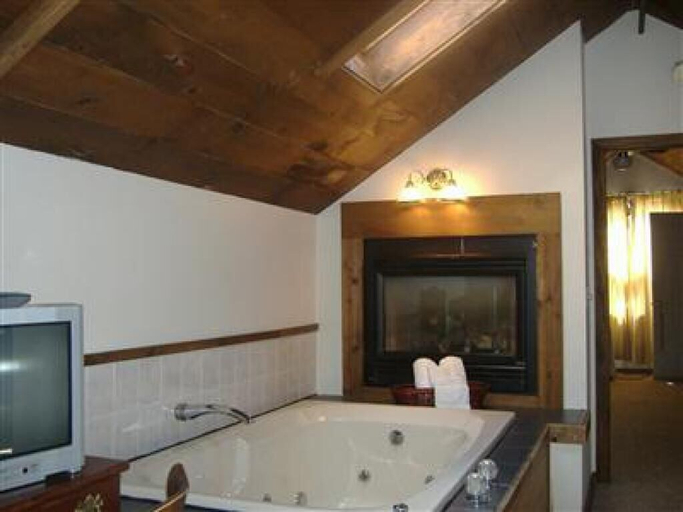 Bathroom 3, Sturbridge Country Inn, Worcester