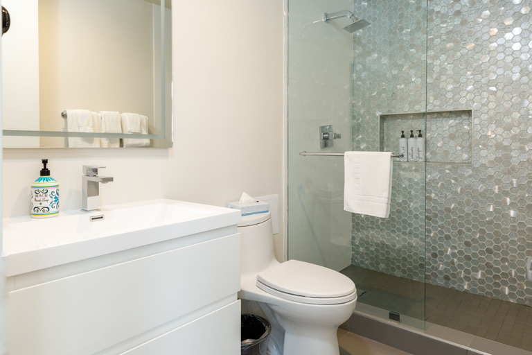 Bathroom 3, Park Plaza Lodge Hotel, Los Angeles