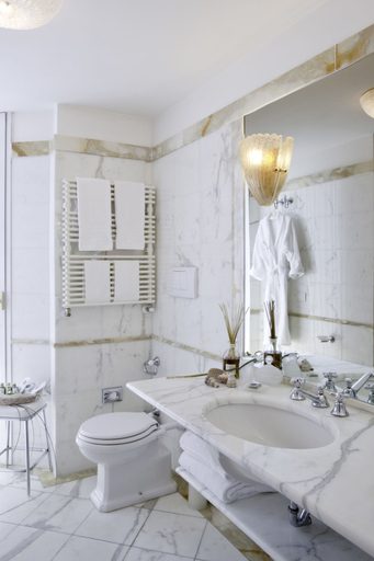 Bathroom 5, Hotel Il Negresco, Lucca
