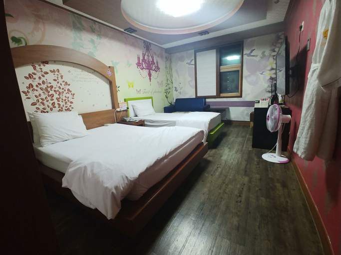 Bedroom 3, New Grand Hotel, Buk